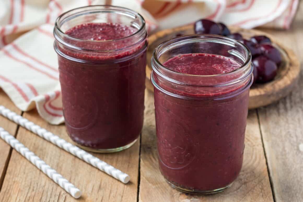 Smoothie de visine si cacao, cu lapte