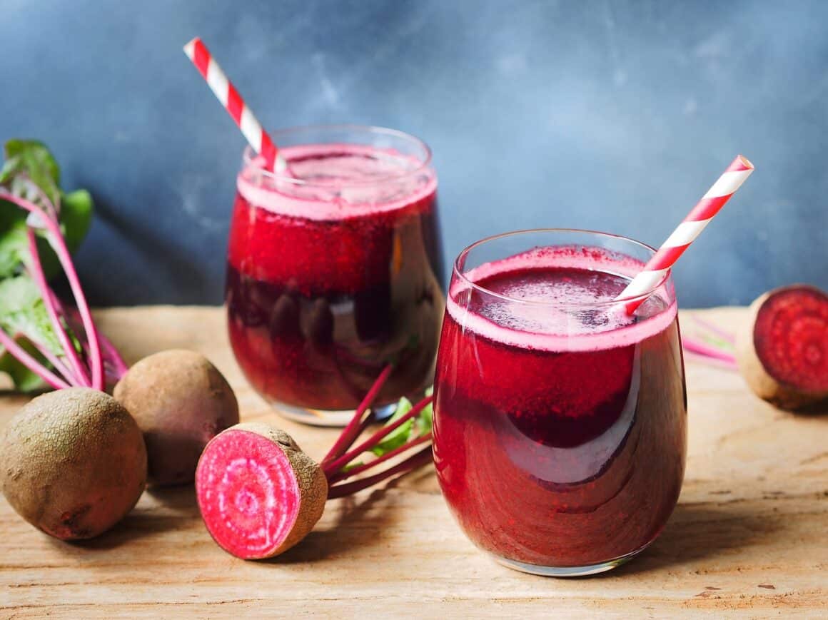 pahare cu smoothie de sfeclă roșie - smoothies de primăvară