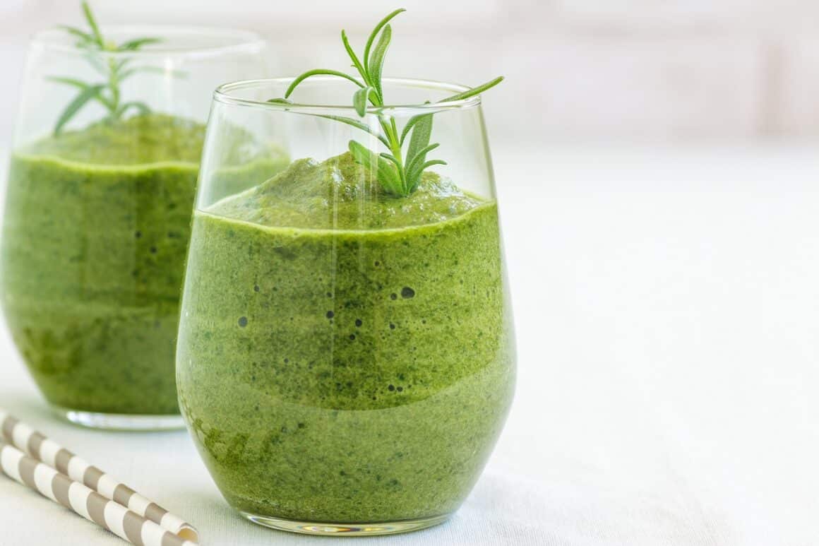 2 pahare pline cu smoothie de spanac - smoothies de primăvara