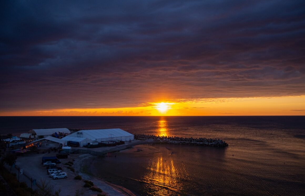 imagine panoramica cu marea si corturile de la festivalul Sun Waves, la apus. Unde mergem de 1 Mai la mare