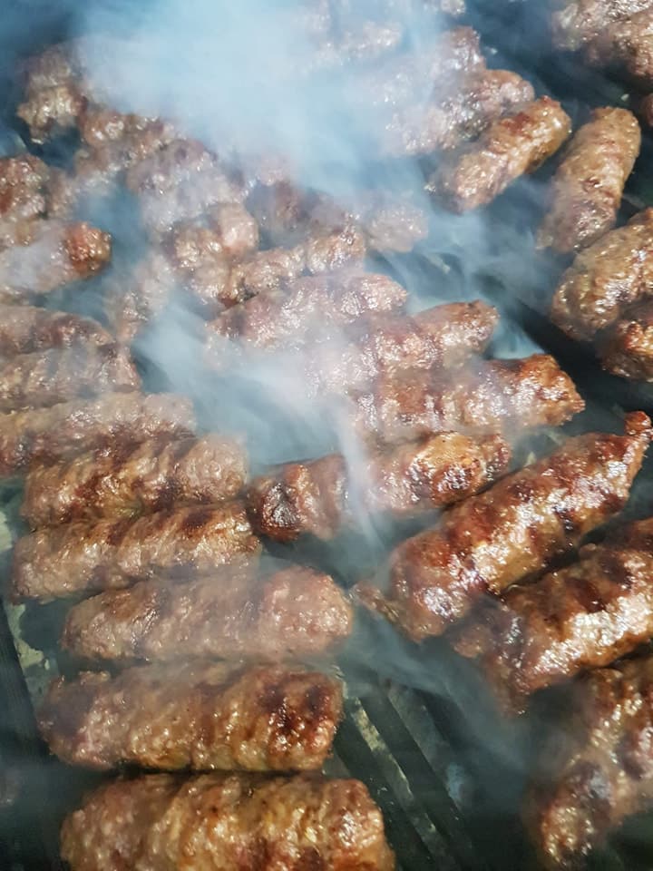 close up cu graar cu mici din acre iese fum la terasa obor. Cei mai buni mici din București