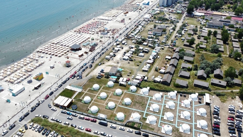 vedere aeriana, de la distanta, asupra Glamping by the Sea în Mamaia Nord