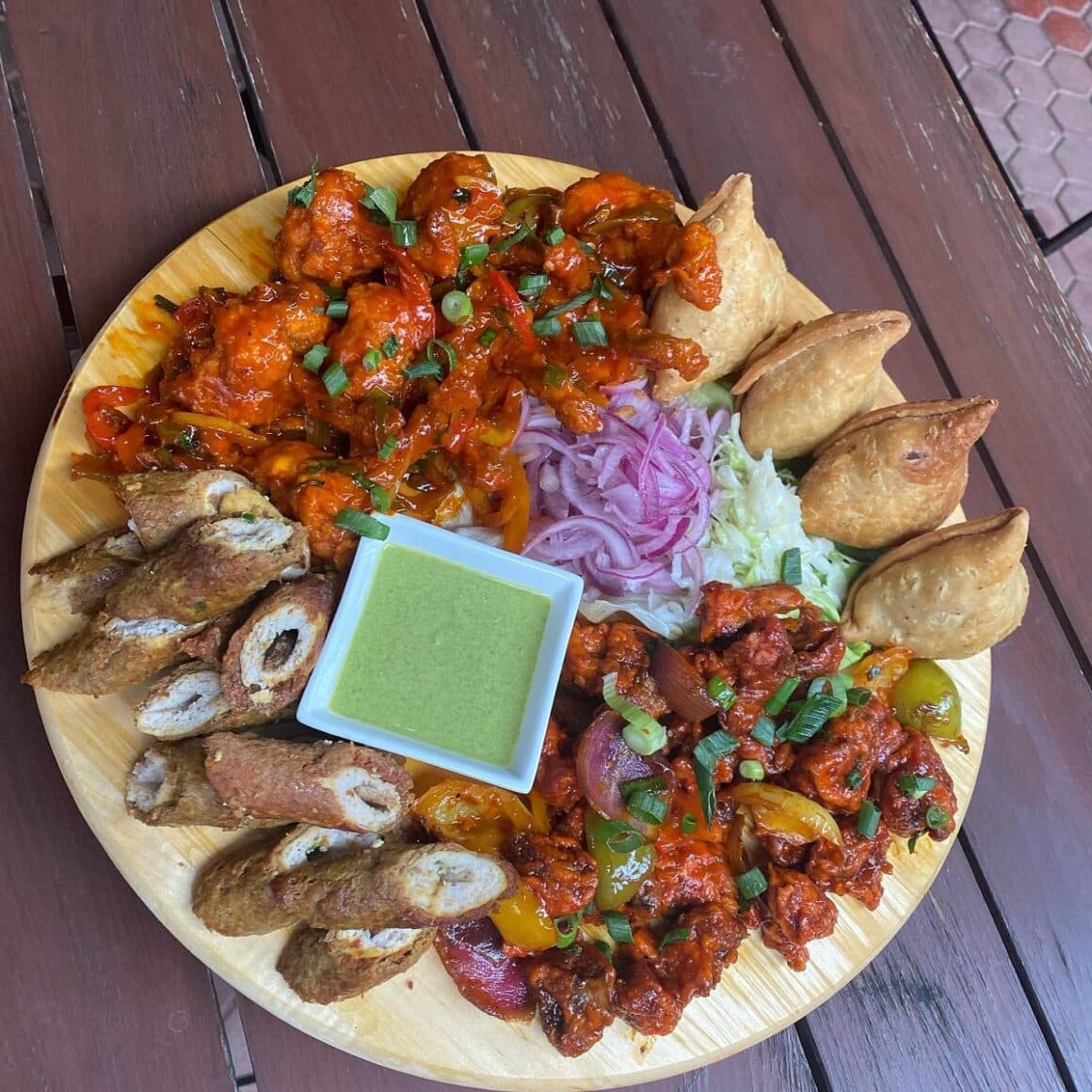 platou de preparate indiene de la Berestroika Beer Revolution