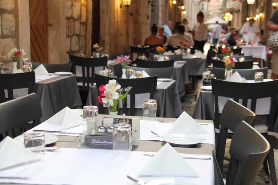 mese intinse care asteapta clienti pe una dintre strazile din dubrovnik