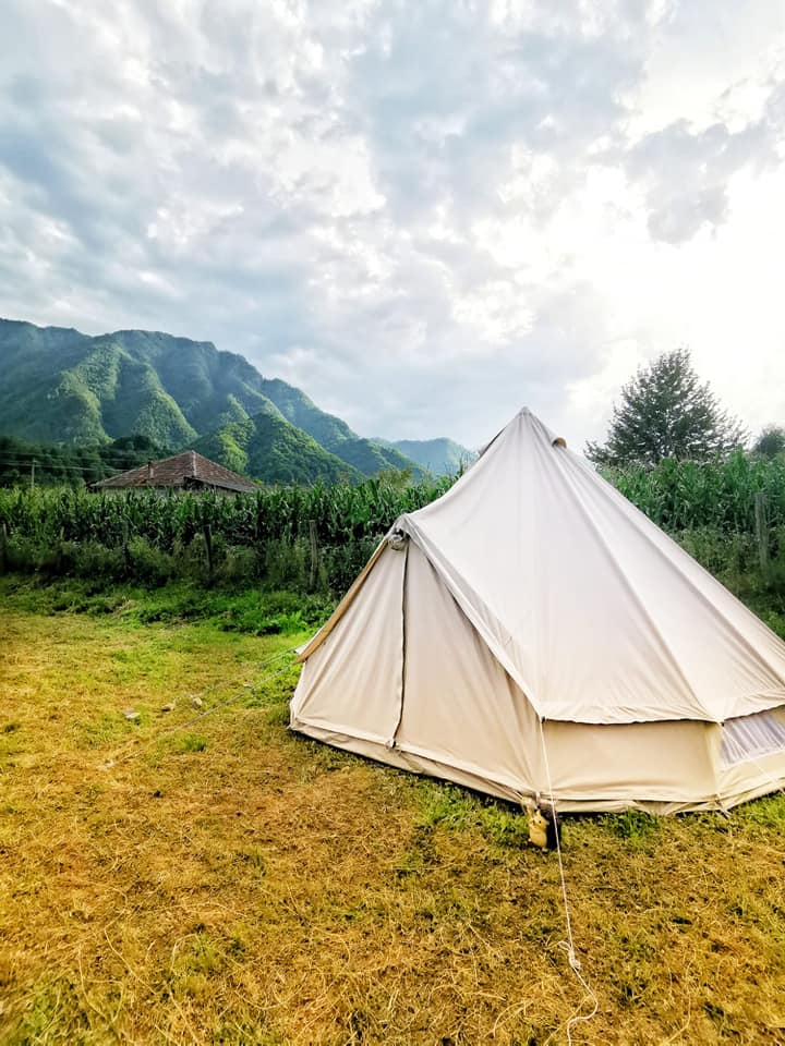 cort de glamping în România