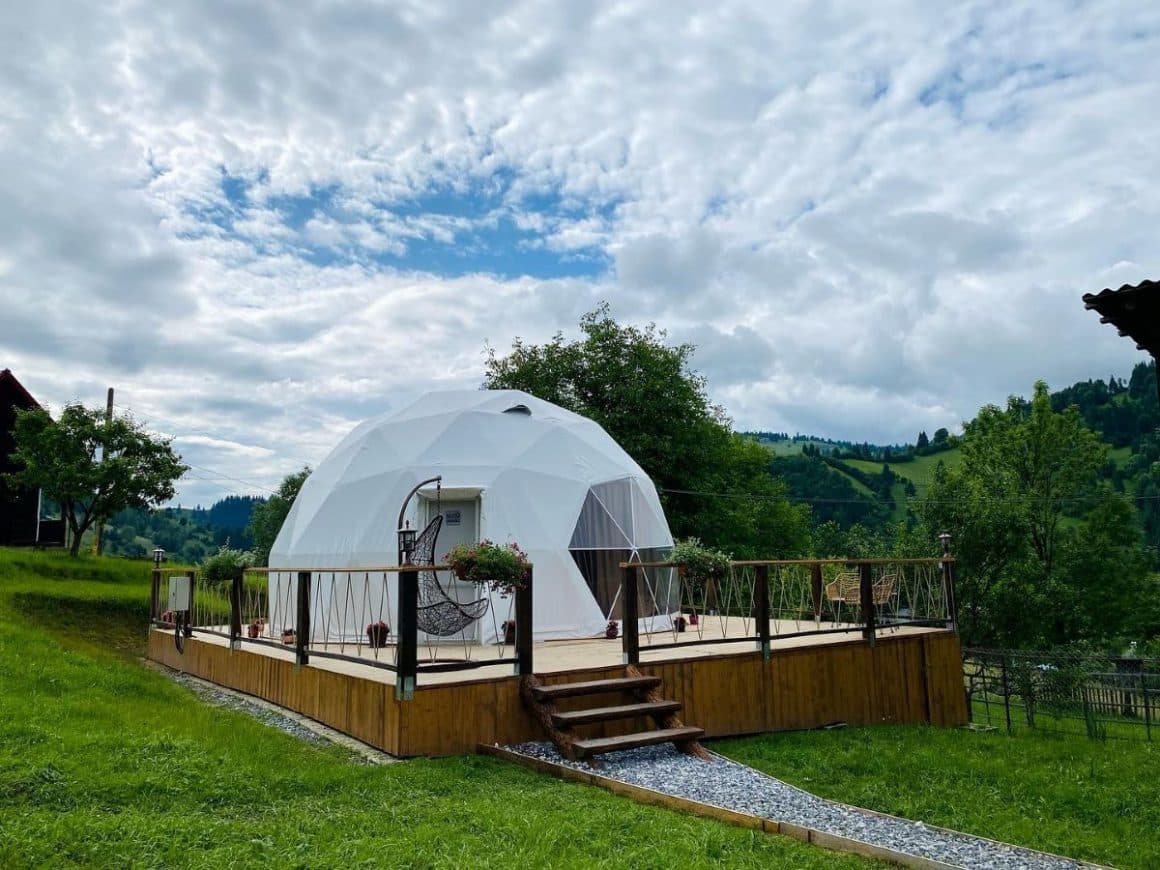 cort de glamping de lux pozitionat pe structura de lemn, la Glamont, Farcașa, Valea Bistriței. Glamping în România