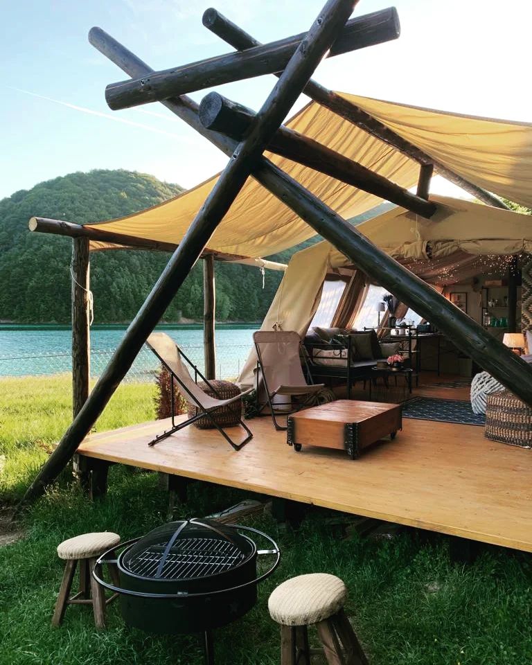 cort de glamping cu terasa din lemn la Luxury Lake House & Glamping Teșila