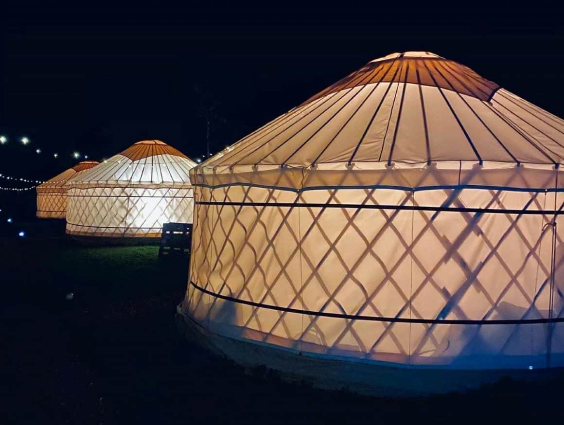 iurta mongola la Spiritul Zimbrului, fotografiata seara, luminata in interior