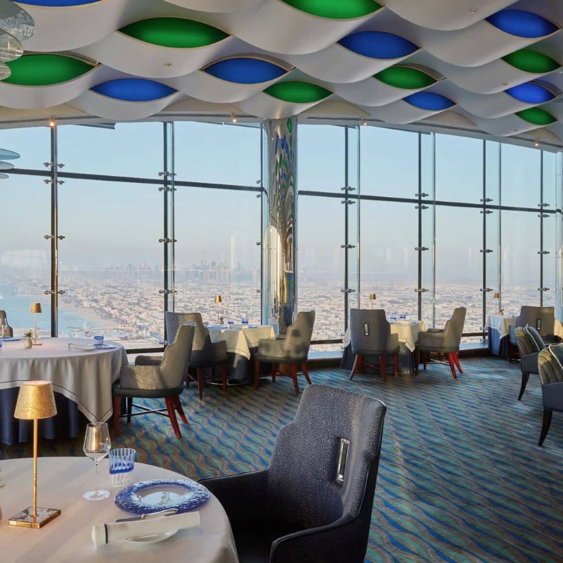interiorul restaurantului al Muntaha din dubai, cu un perete din geamuri prin care se vede tot orașul de sus. Top restaurante Dubai