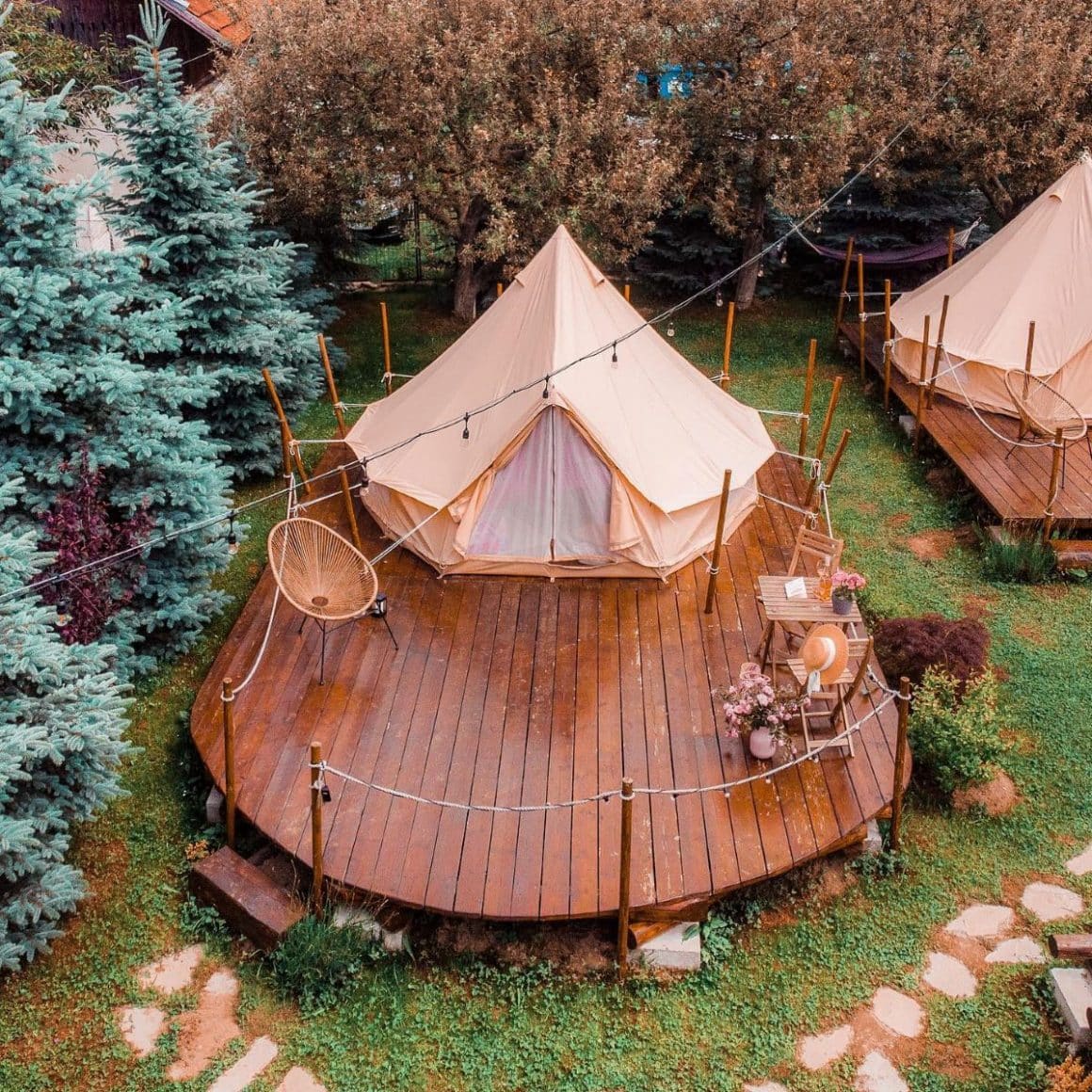 cort de glamping asezat pe o podea de lemn la Valea Doftanei Glamping si fotografiat de sus. Glamping în România