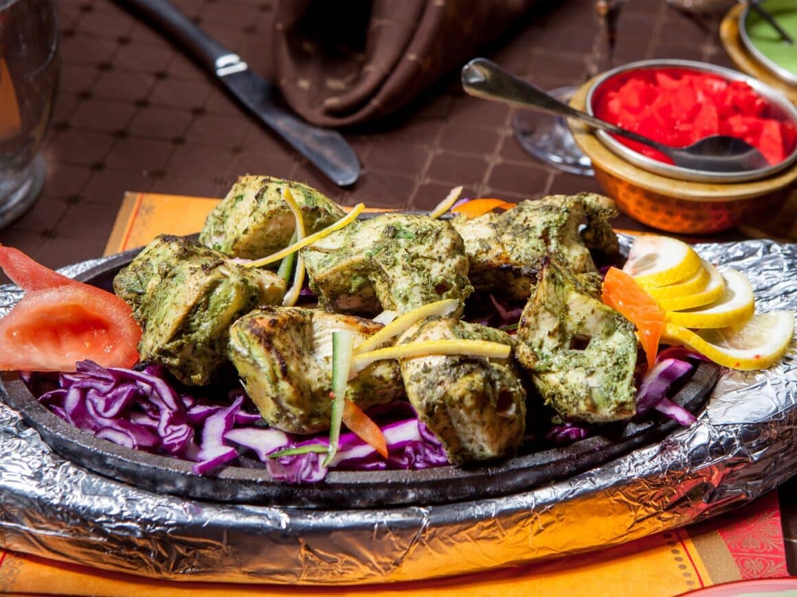 preparat din bucătăria indiană de la Karishma Indian Restaurant București