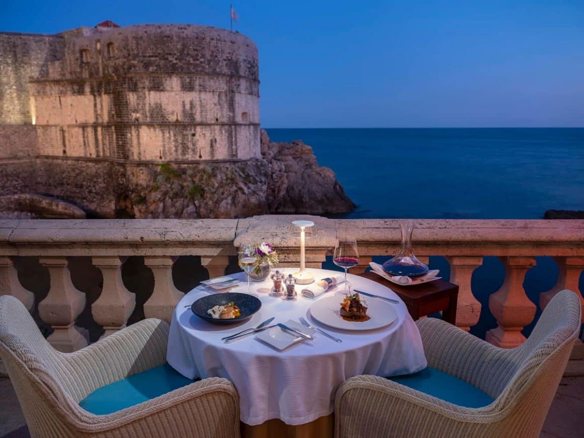 Terasa restaurantului Nautika, pe maulul apei, fotografiat seara. Unde am mâncat în Dubrovnik