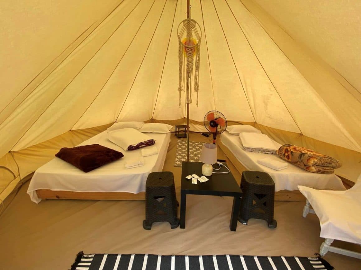 Cort de glamping cu 2 paturi la Aurora Glamping