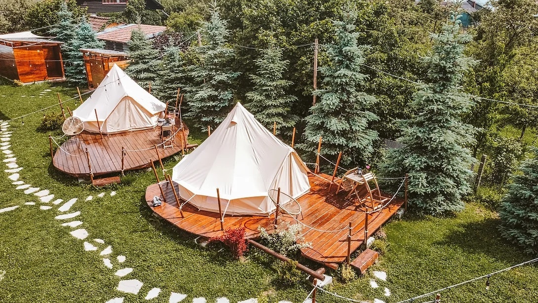 cort de glamping asezat pe o podea de lemn la Valea Doftanei Glamping