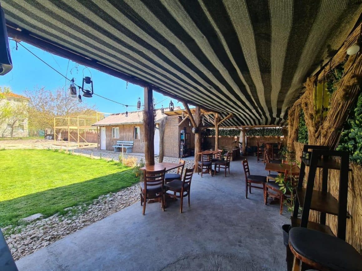 terasa acoperita la SupVamaVeche, glamping în România