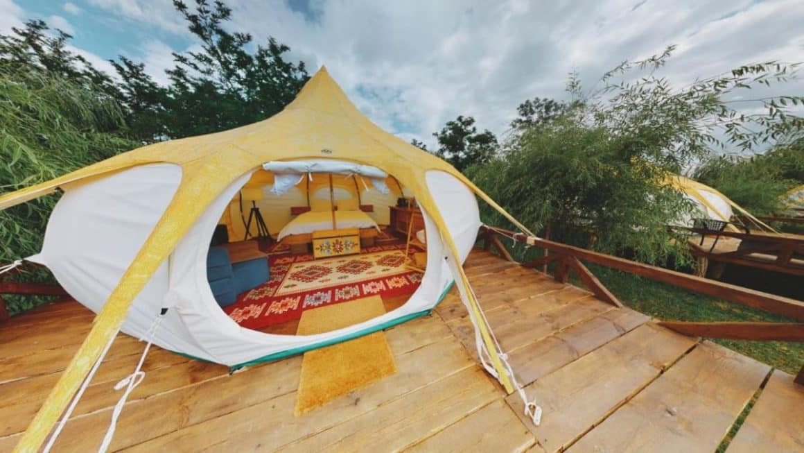 cort de lux pe suport de lemn la Zaga Zaga Sat