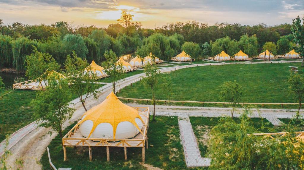 compelx de glamping în România la a Zaga Zaga Sat, cu corturi de lux cu acoperis galben