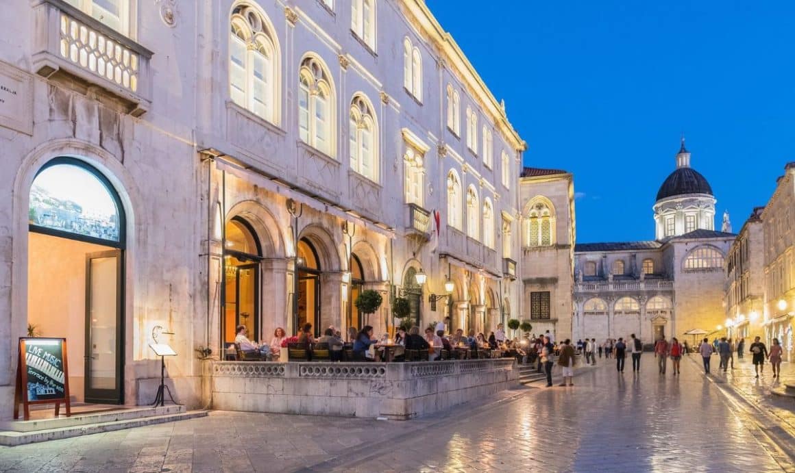 Restaurant Gradska Kavana Arsenal, in piata centrală din Dubrovnik, fotografiat seara. Unde am mâncat în Dubrovnik