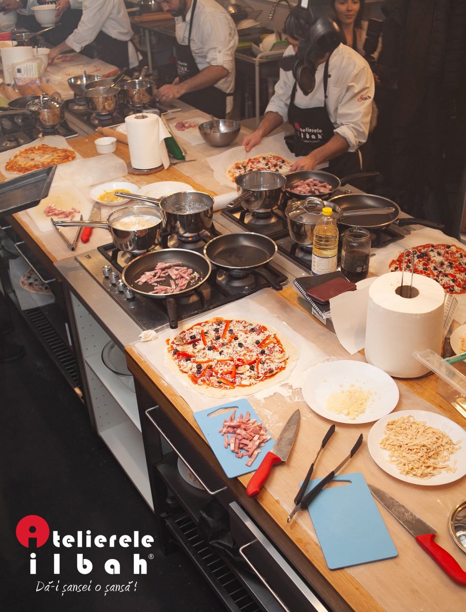 oameni care prepara mancare la un banc de lucru