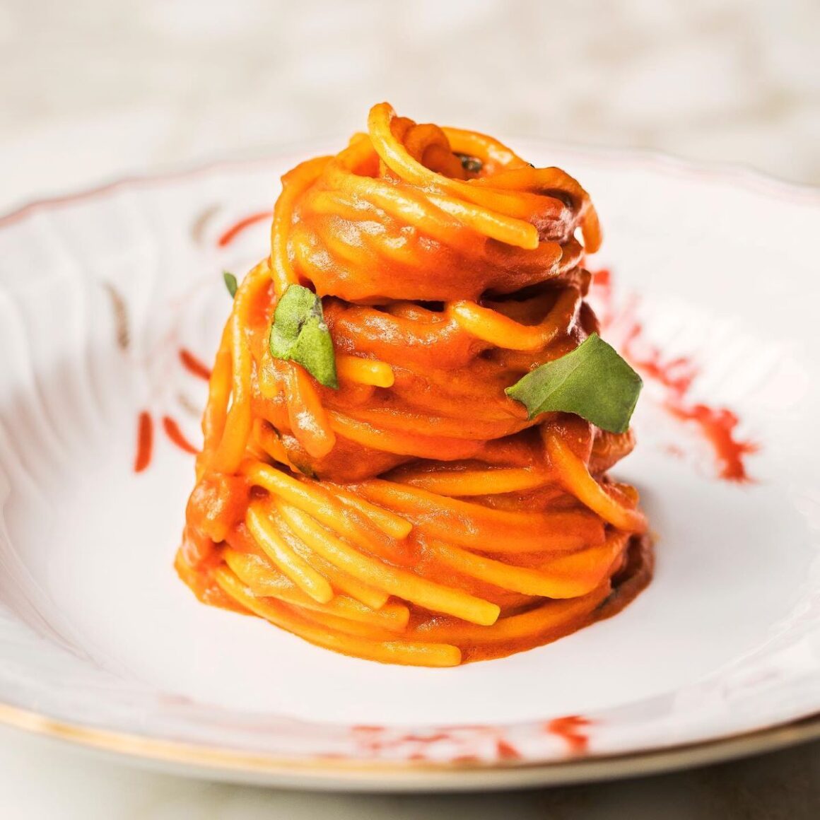 o porție de paste din meniul restaurantului niko romito din dubai, asezate pe o farfurie alba