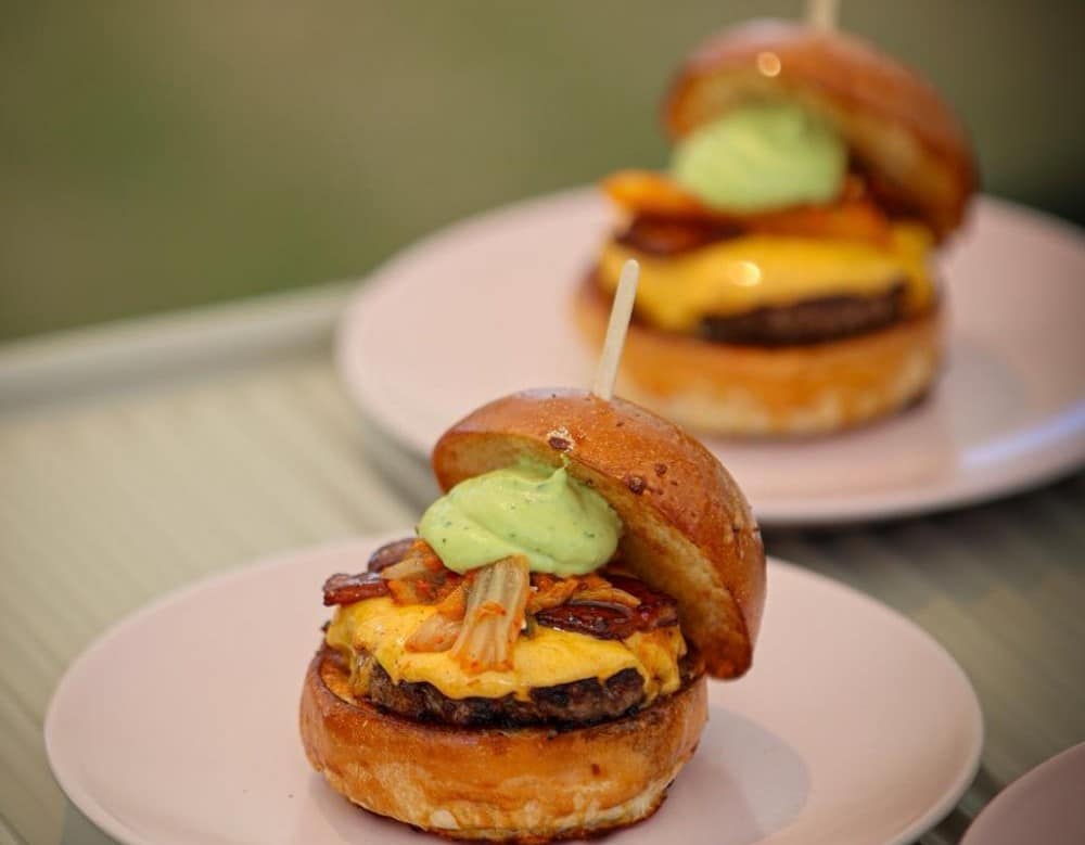 Jim Kon Burger de la Burger Van, cu vită Black Angus, asezonată cu măduvă și sos de soia.