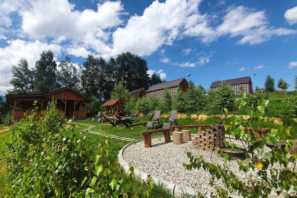 curte plina de verdeata la restortul de glamping în România, La Odăi, Bran