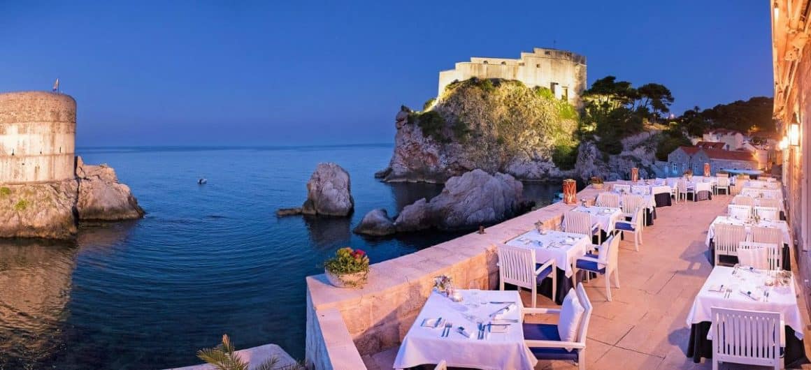 Terasa restaurantului Nautika, pe maulul apei, fotografiat seara. Unde am mâncat în Dubrovnik