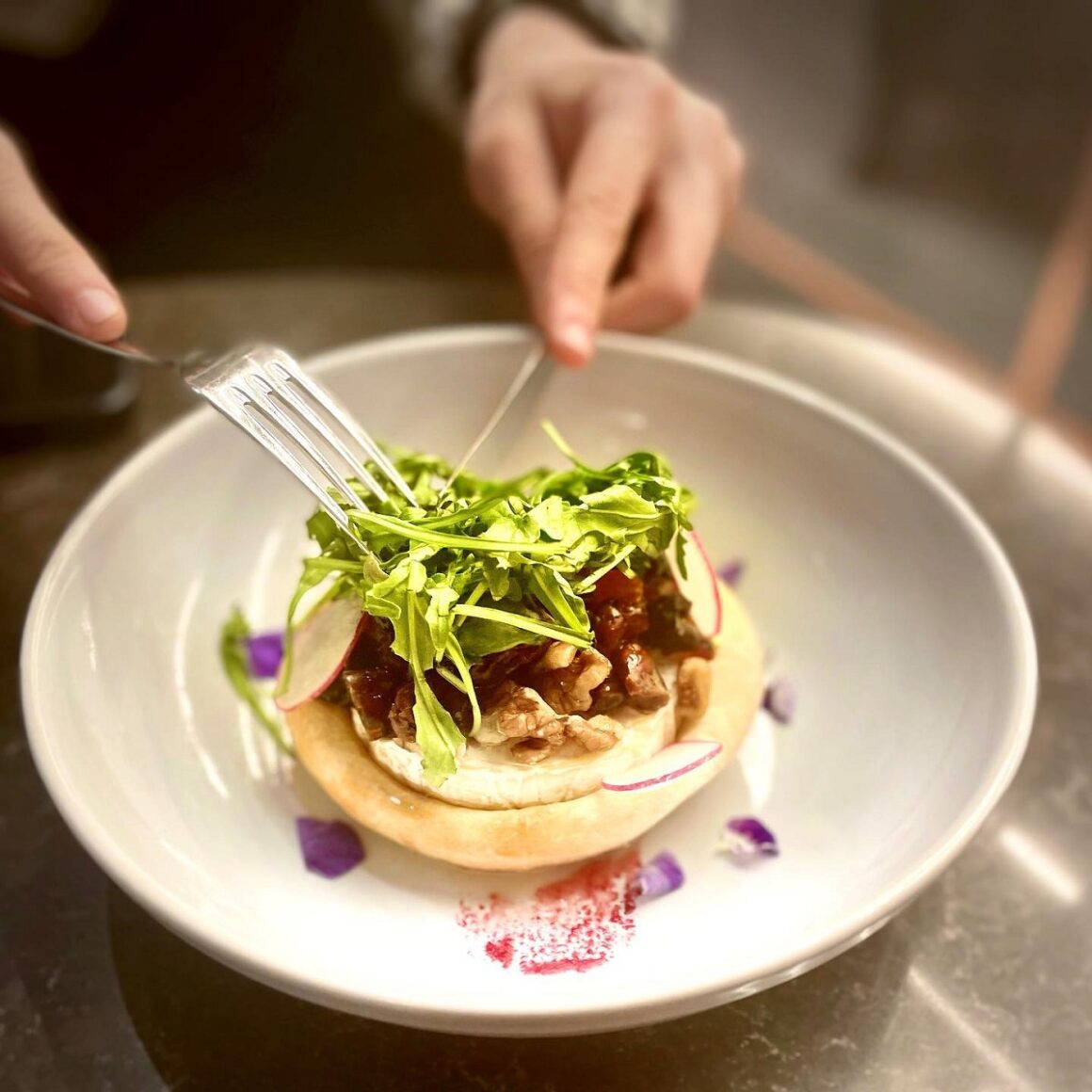 tarta cu brie, fructe uscate si nuci