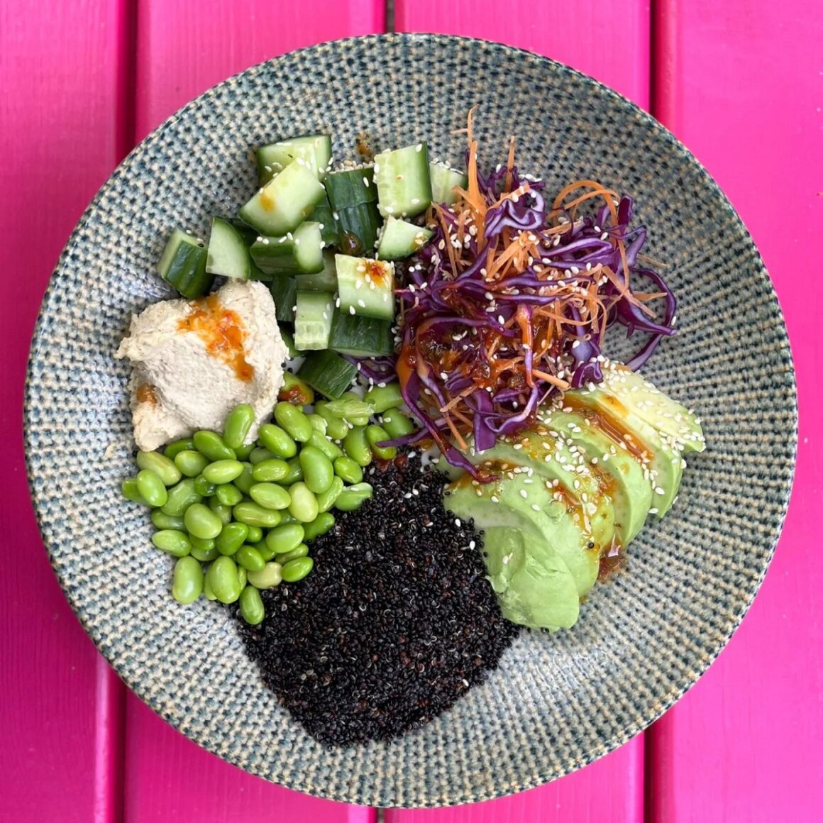 bol vegan cu quinoa la Jai Bistro