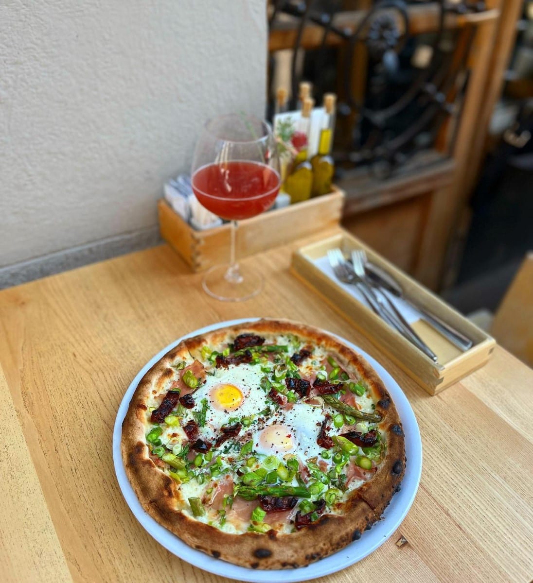 oua servite pe flat bread la Paine si vin