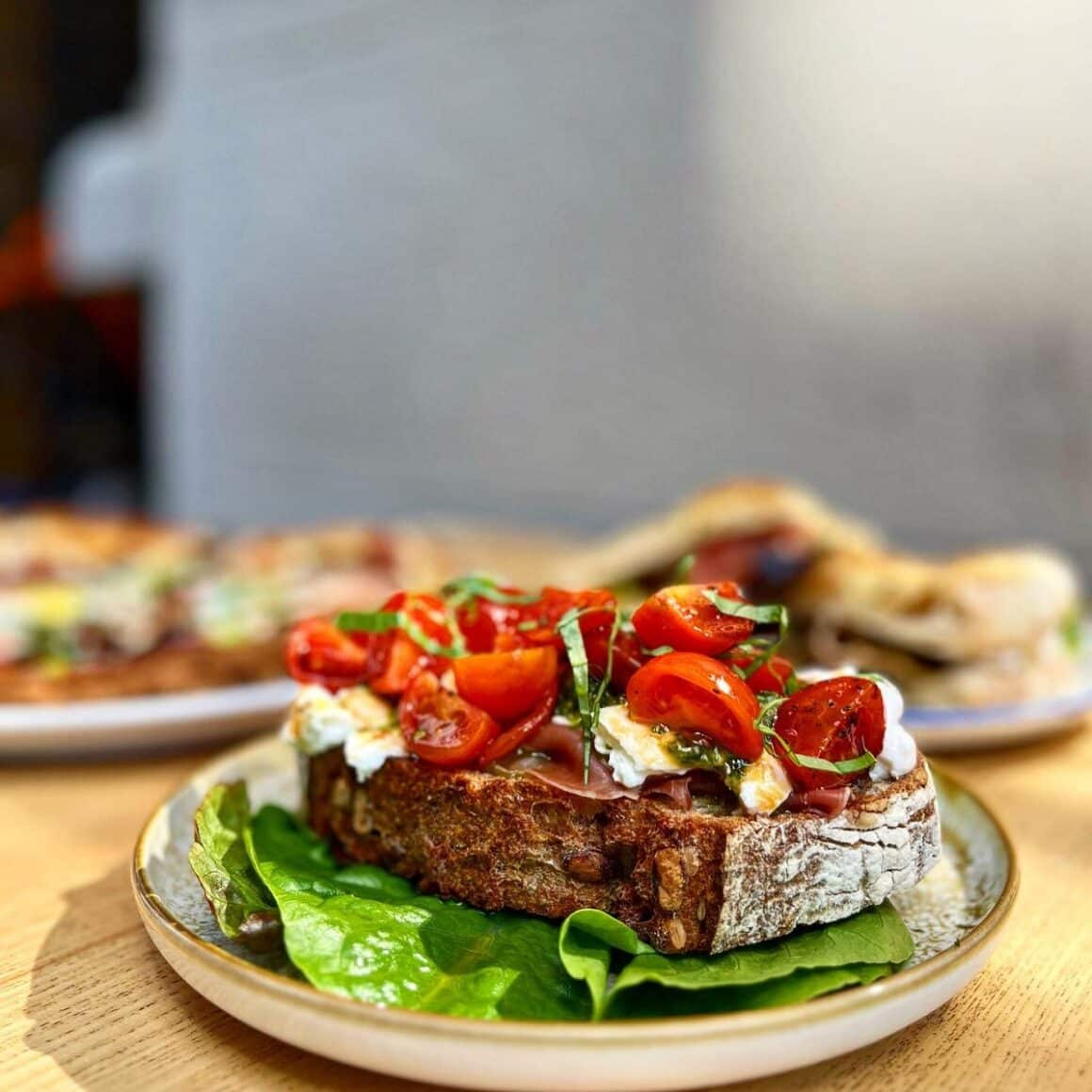 Sandwich cu salata si rosii de la Paine si vin. Noutăți în meniurile restaurantelor primăvară 2023