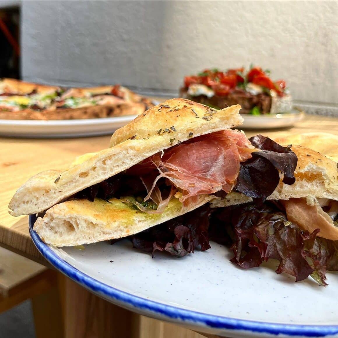 flatbread cu prosciutto de la Paine si vin.  Noutăți în meniurile restaurantelor primăvară 2023
