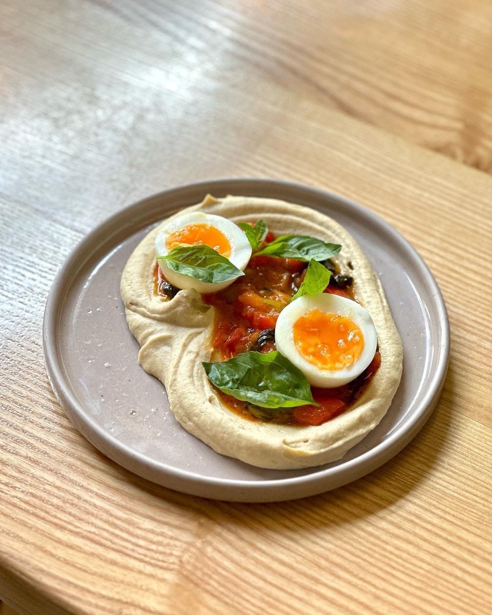 oua fierte cu hummus la Papila.  Noutăți în meniurile restaurantelor primăvară 2023