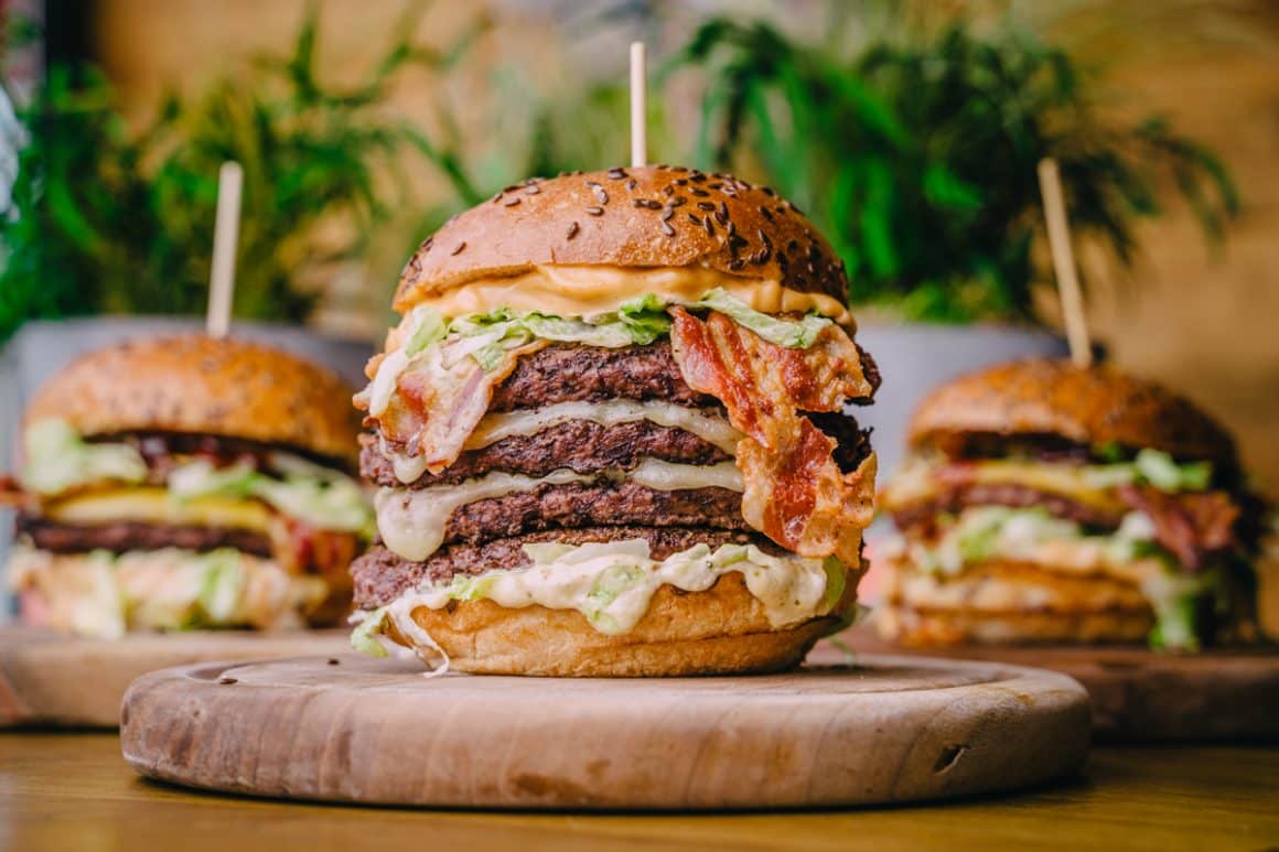 Burger Monster de la Submarine Bucurețti, cu patru chiftele de carne tocată de vită. Burgeri gustoși