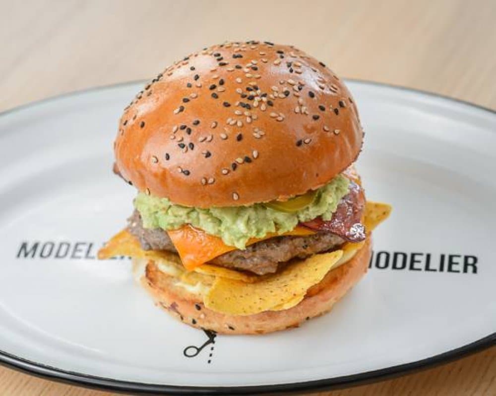 Burgerul The Cartell de la Modelier, cu cheddar, bacon, nachos si jalapeno. Unul din 10 burgeri gustoși de încercat în București