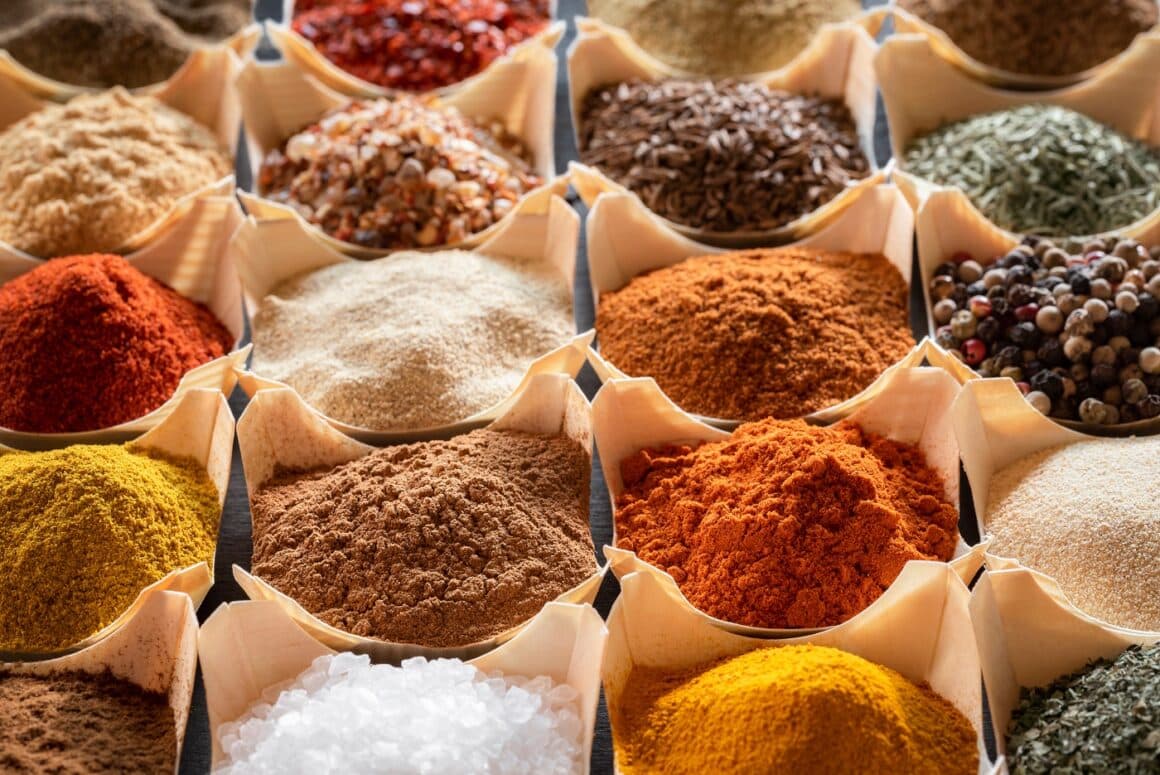 saculeti cu diverse mirodenii si condimente din bucătăria indiană