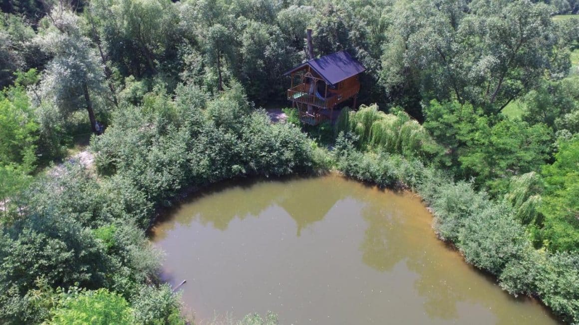 Cuibul Vulturilor, Maramureș, căsuță în cpac pe marginea lacului, inconjurata de copaci