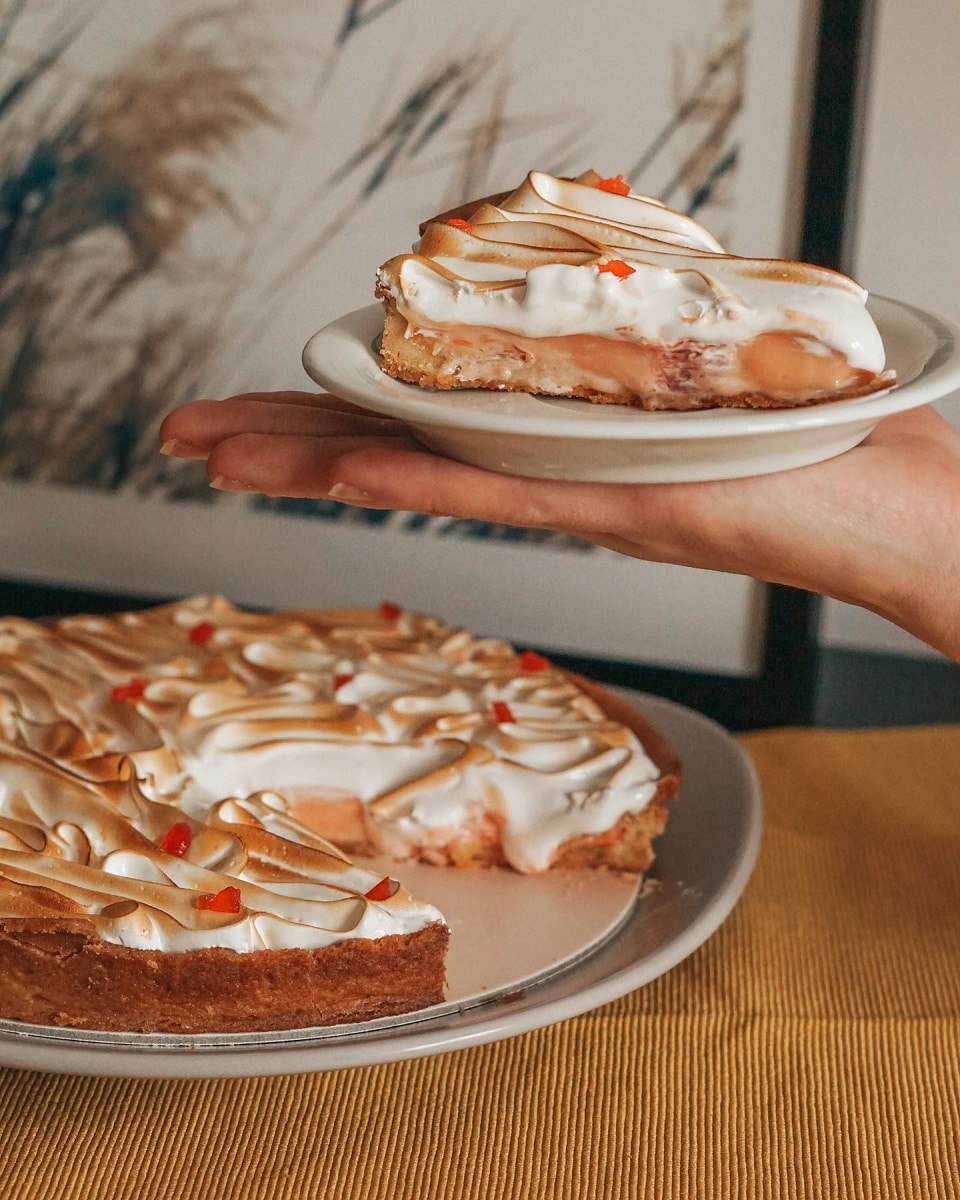 tarta grapefruit curd cu meringue de la Eclarts. Noutăți în meniurile restaurantelor primăvară 2023