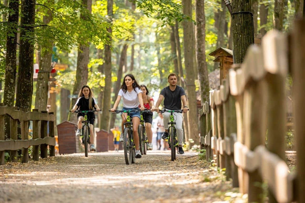 Oameni care s eplimpă cu bicicletele la Edenland