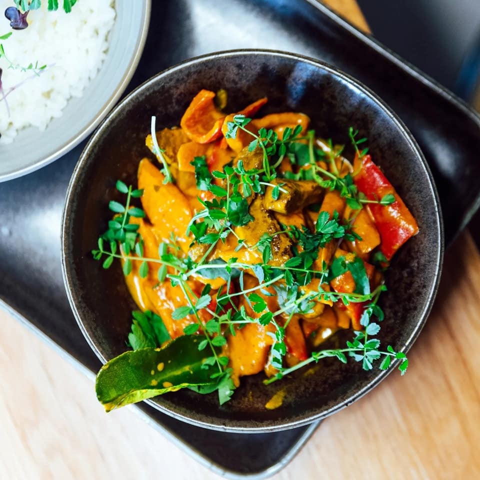 Curry thailandez de la Ever After.  Noutăți în meniurile restaurantelor primăvară 2023