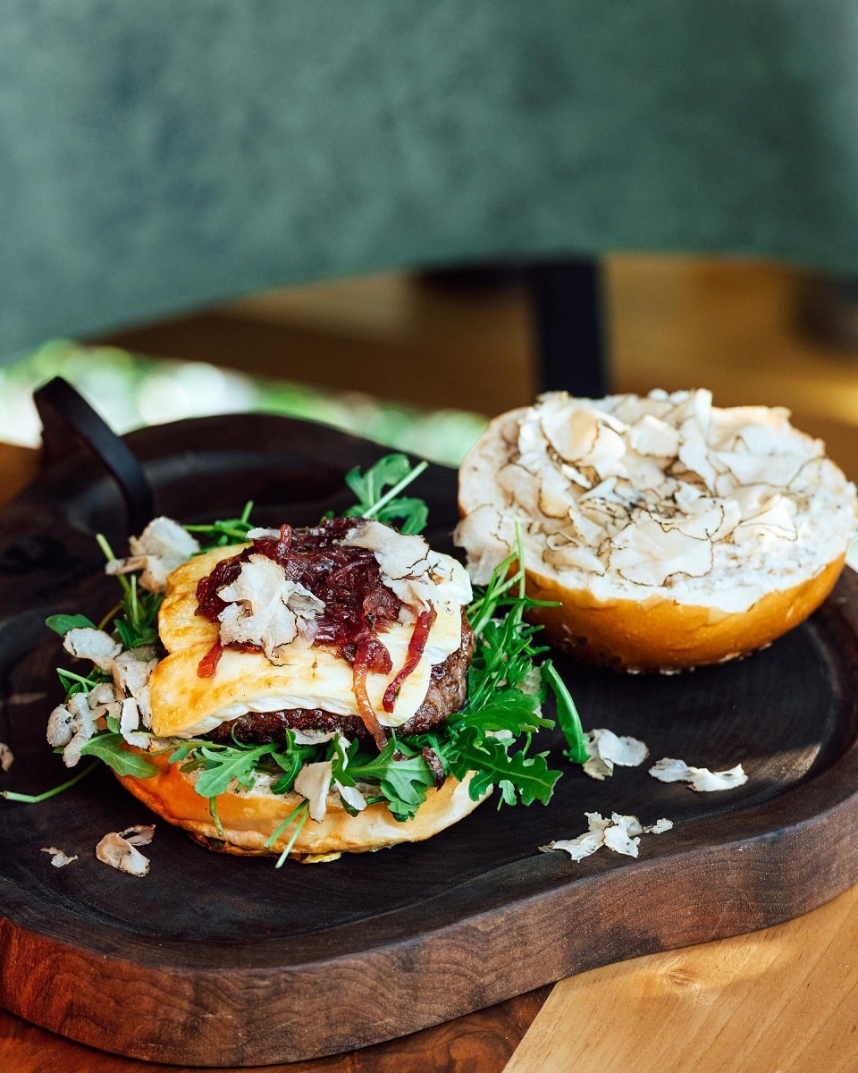 burger cu trufe, brie si dulceata de ceapa de la Ferma BAciu. Noutăți în meniurile restaurantelor primăvară 2023