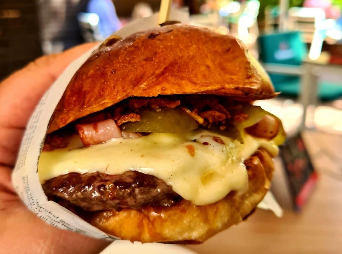 George’s Burger. de la Circus Pub, cu sos samurai, gouda si bacon. Burgeri gustoși în București