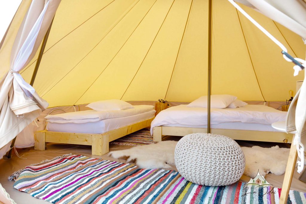 2 paturi in cort de glamping La Odăi în Bran
