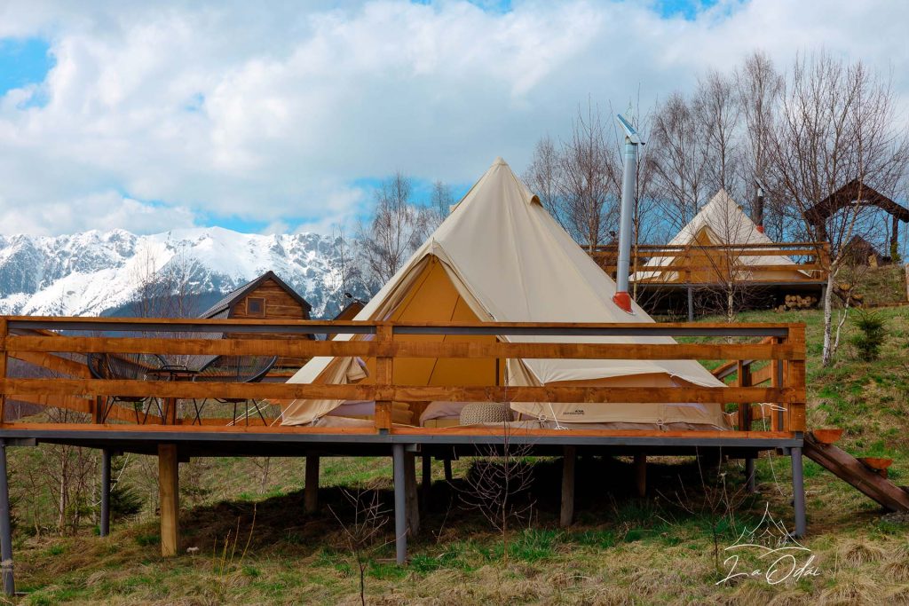 cort de glamping pe platforma de lemn, La Odăi, Bran. Glamping în România