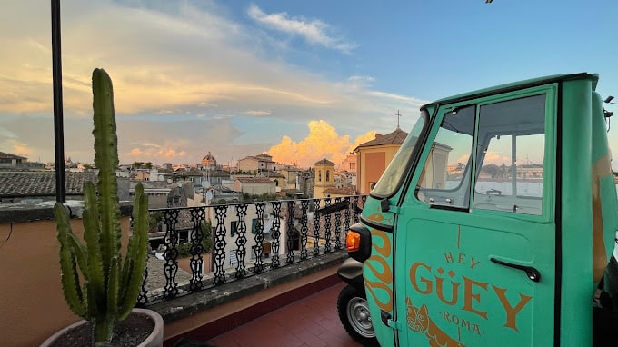 decorul mexican al terasei hey guey din roma cu un cactus si un bus clasic în prim plan