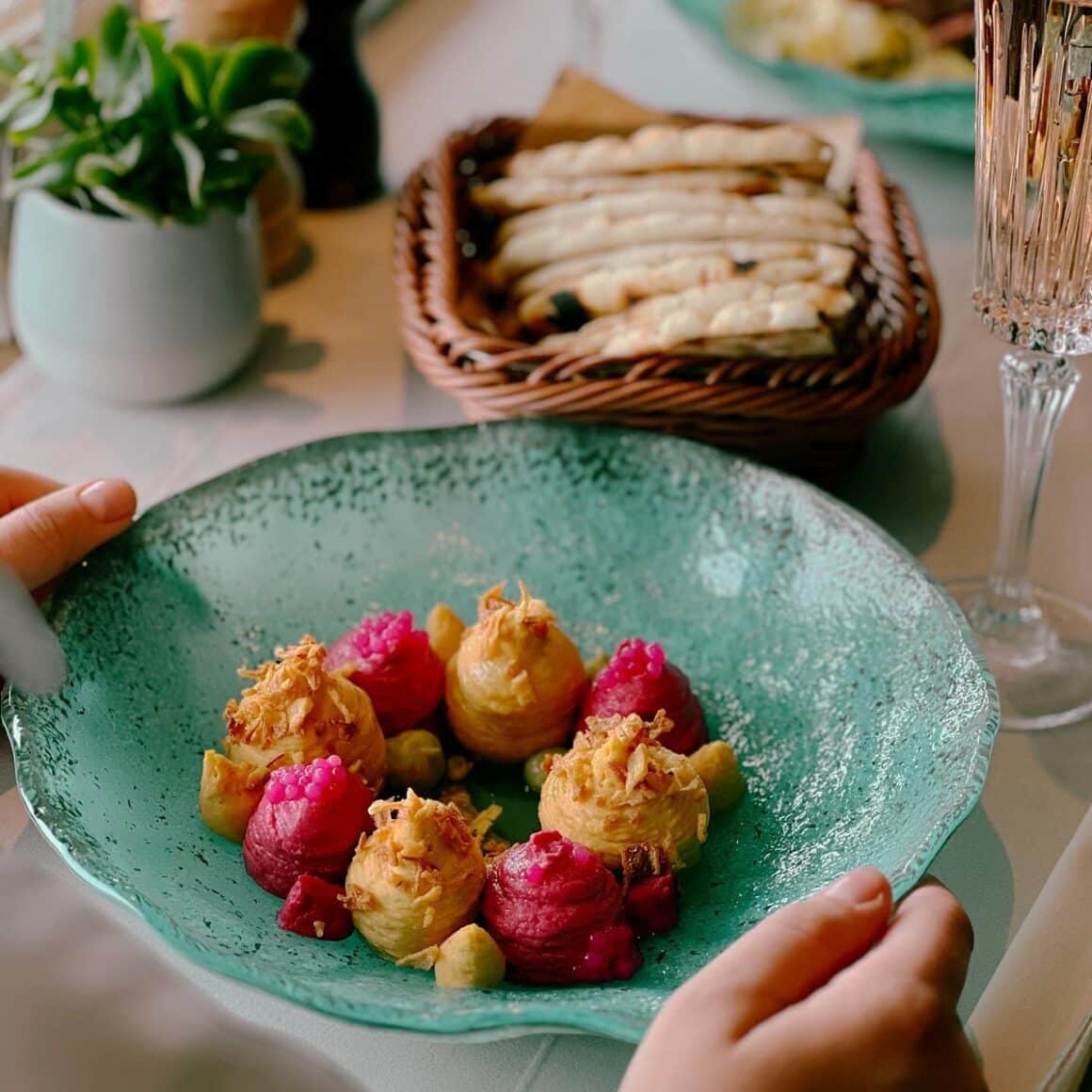 farfurie albastra cu hummusul libanez de la 18 Lounge