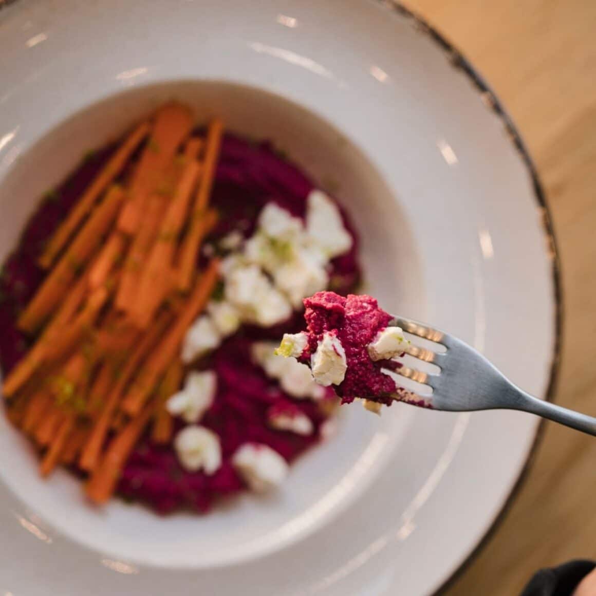 Hummus cu naut, pasta de tahini, sfecla rosie, branza si morcovi de la Trofic Food Bucuresti