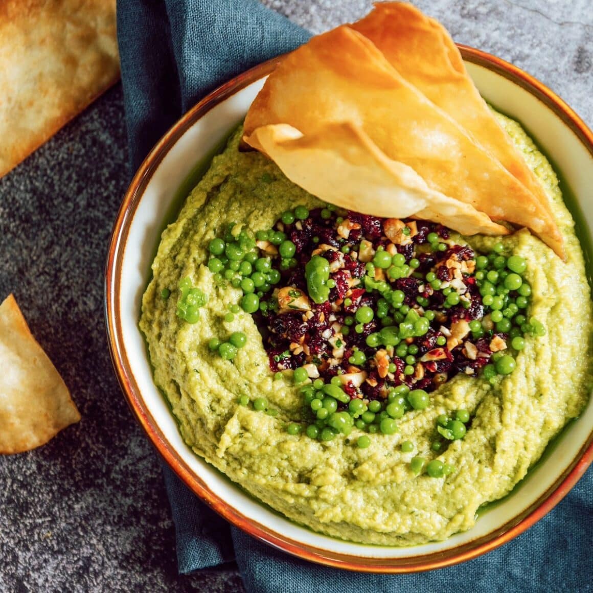 farfurie fotografiata de sus cu hummus si si lipie crocanta de la Reper By ESS
