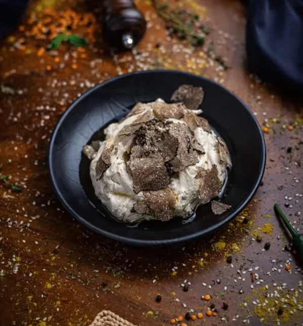 Hummusul în combinații inedite, cu trufe, de la Zaitoone