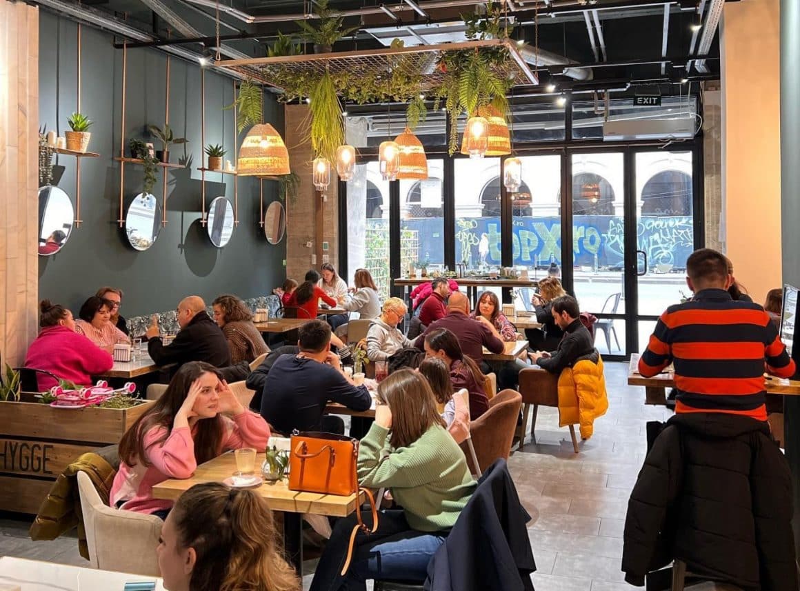 oameni care iau masa la restaurant Hygge. Restaurante bune pe Calea Victoriei